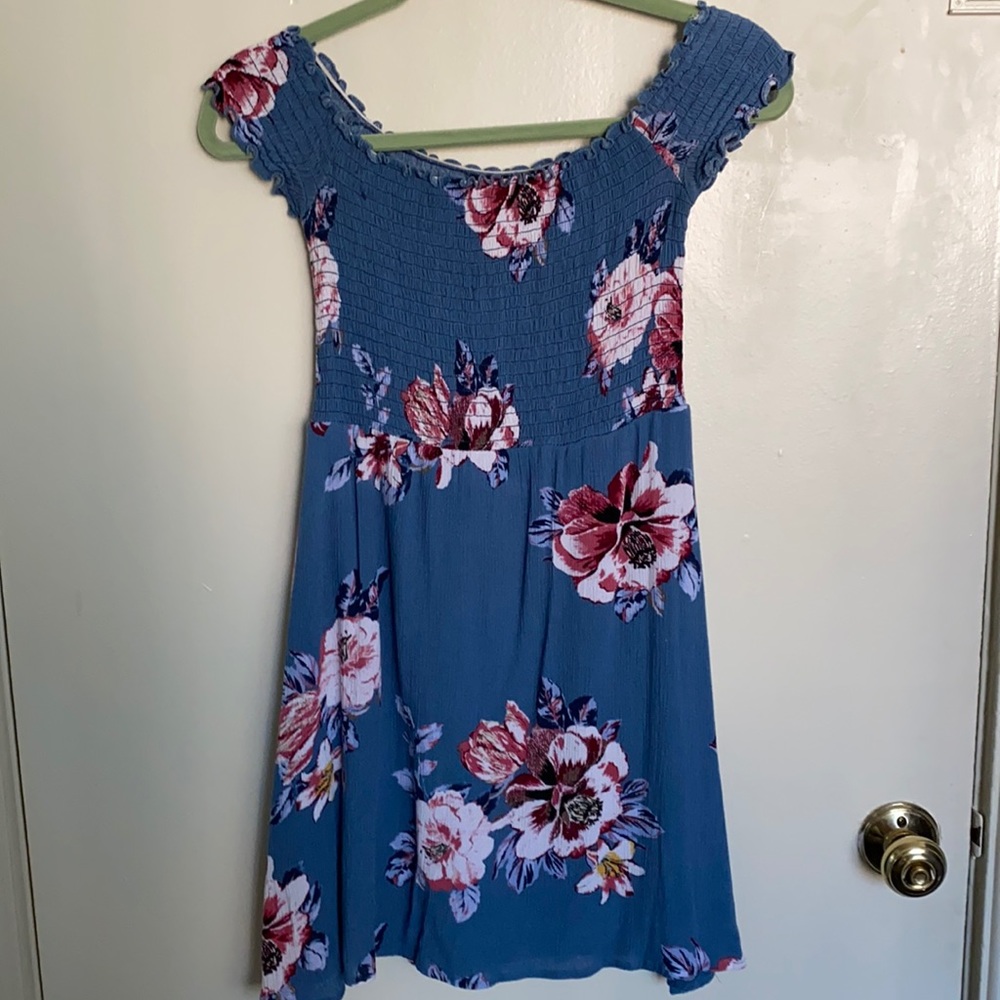 Super cute off the shoulder dress! Very stretchy